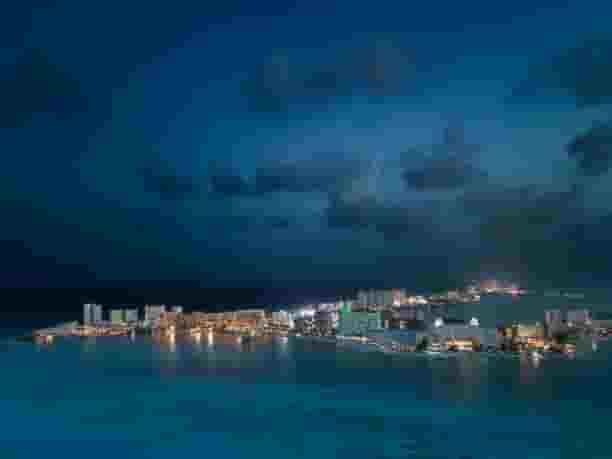 Vibrant Nightlife in the Hotel Zone